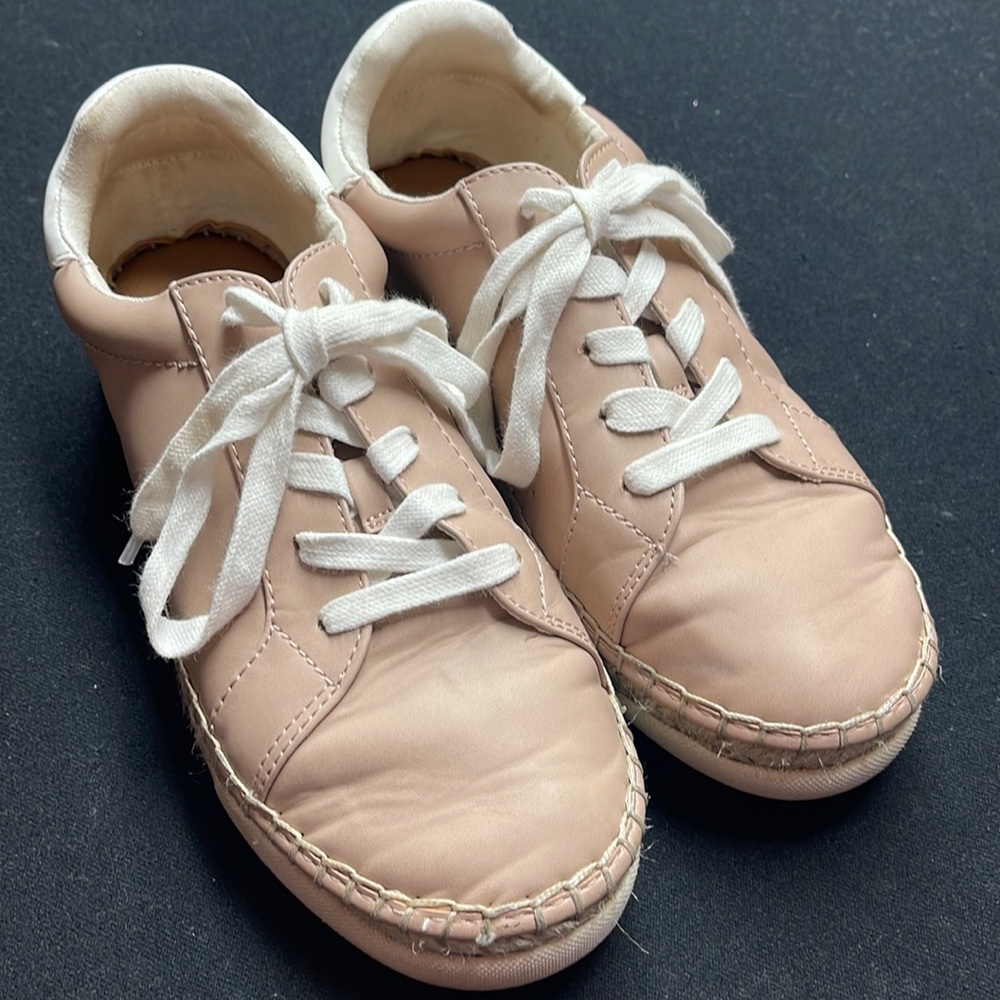 Universal Thread shoes size 7 great condition.